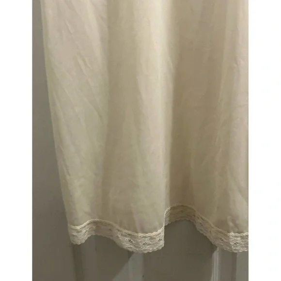 Vintage Vanity Fair Lace Trim Silky Full Slip
Dress Lingerie Size 34 Nylon Ivory - Picture 3 of 8